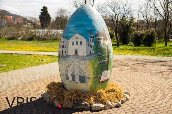 Postavljena dvometarska pisanica u gradskom parku u Ljubuškom