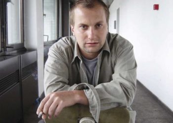 Krao automobile pa završio u zatvoru, gdje ga je radikalizirao Handala a onda postao direktor FTV