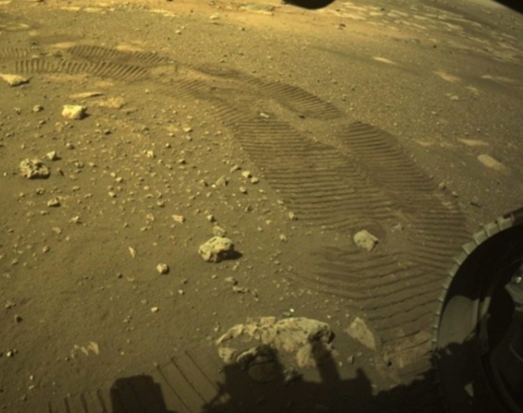 NASA-in rover prvi put vozio površinom Marsa, objavljena fotografija