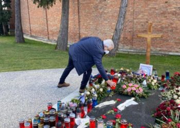 Bivši mostarski gradonačelnik Bešlić se pomolio i oprostio od Milana Bandića