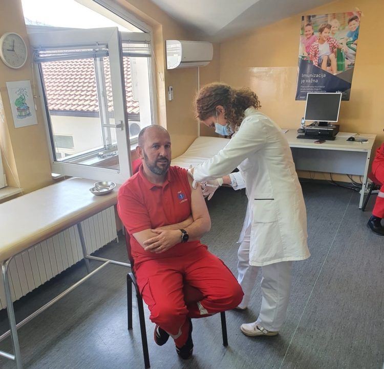 U Ljubuškom počelo cijepljenje zdravstvenih djelatnika protiv koronavirusa