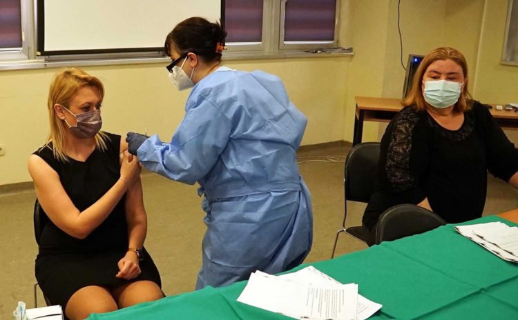 Prva cjepiva protiv koronavirusa dobili Kvesić, Mandić i Arapović