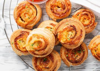 Napravite najjednostavnije pizza rolice od lisnatog tijesta