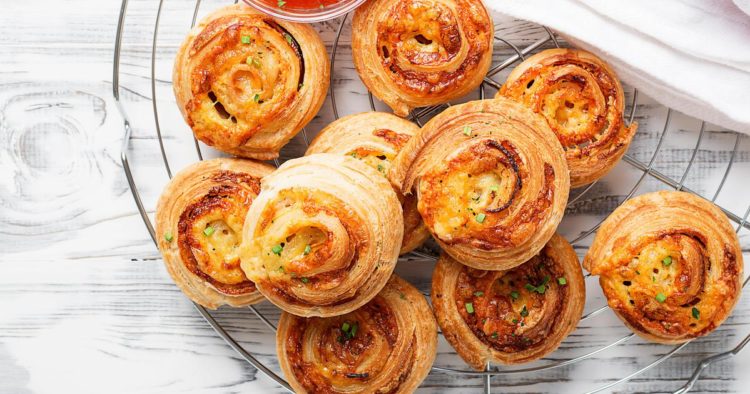 Napravite najjednostavnije pizza rolice od lisnatog tijesta