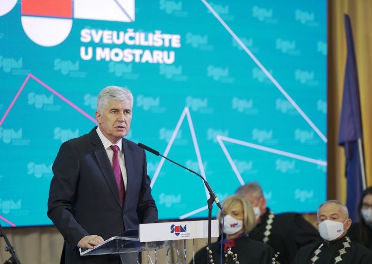 Nadbiskup i apostolski nuncij u BiH Luigi Pezzuto novi je počasni doktor Sveučilišta u Mostaru