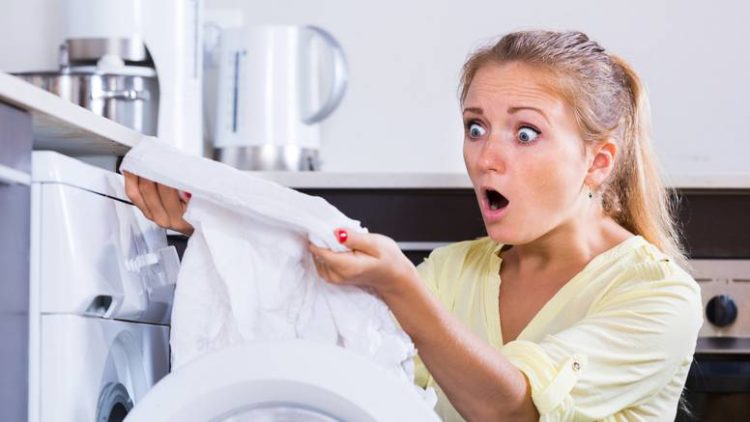 Odličan trik: Što učiniti kad vam crvena majica oboji bijeli veš?