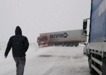 Snijeg izazvao probleme: Na Kupreškom polju dva kamiona skliznula s ceste