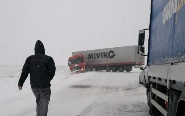 Snijeg izazvao probleme: Na Kupreškom polju dva kamiona skliznula s ceste