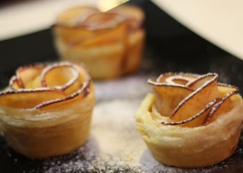 Napravi i ti ružice od jabuka i lisnatog tijesta