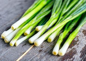 Pet razloga zašto je dobro jesti mladi luk, posebno zeleni dio