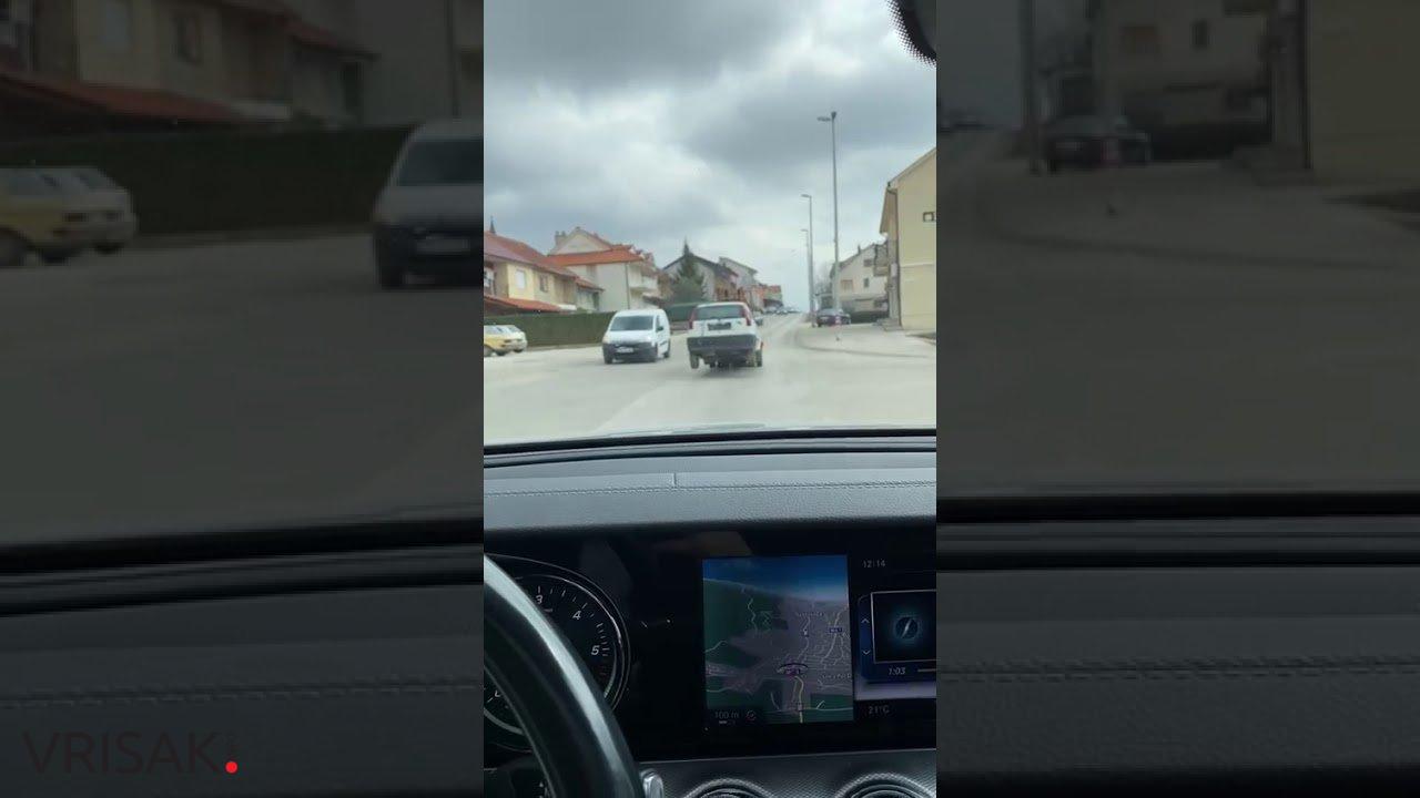 Posušak viljuškarom prevozio auto (VIDEO)