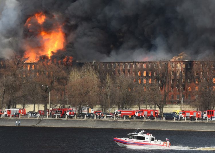 Rusija: Veliki požar zahvatio povijesnu tvornicu u Sankt Peterburgu