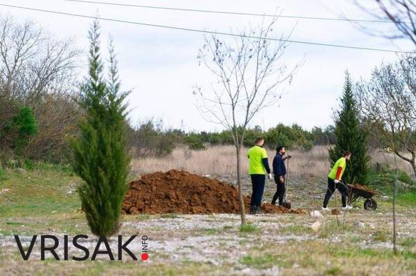 Udruga mladih Agape posadila 30 sadnica oko škole Crveni Grm