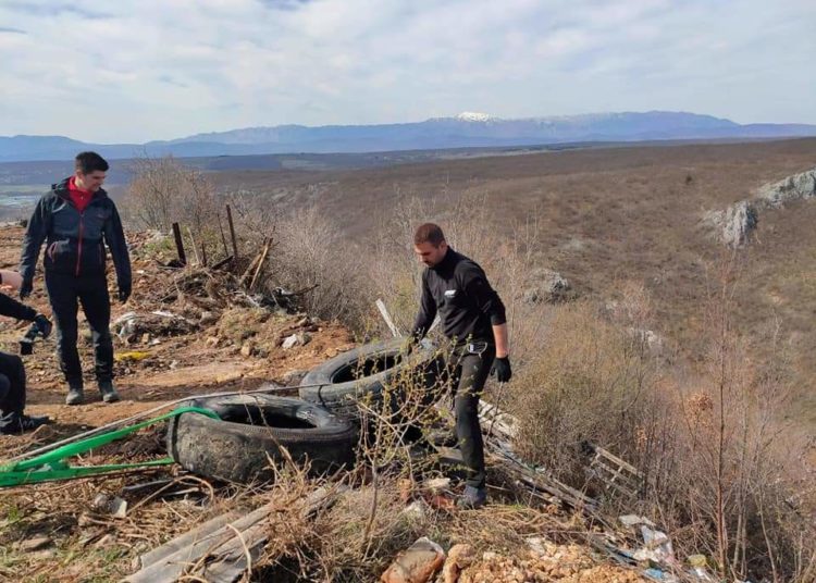 Uz mehanizaciju i ljudstvo sanirana divlja deponija ispod spomenika Ludviga Pavlovića