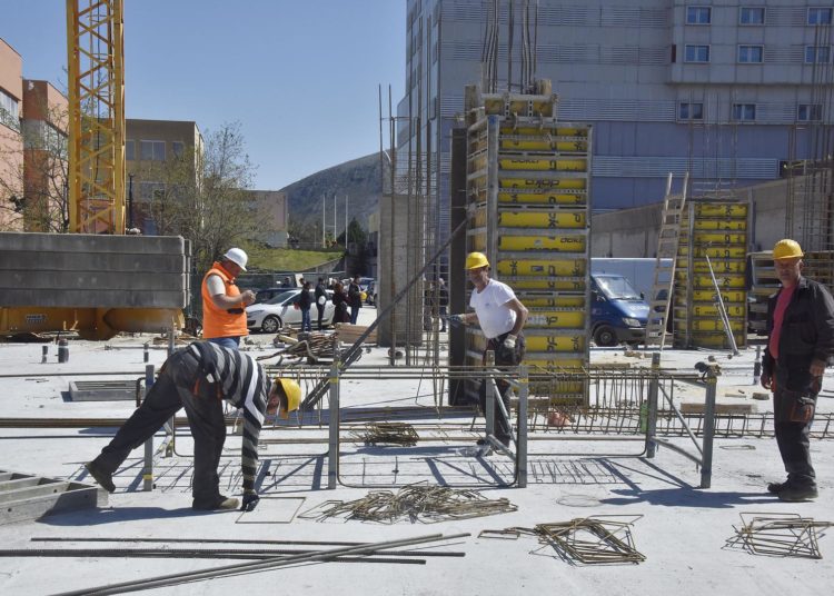 Naziru se konture zgrade Klinike za dječje bolesti