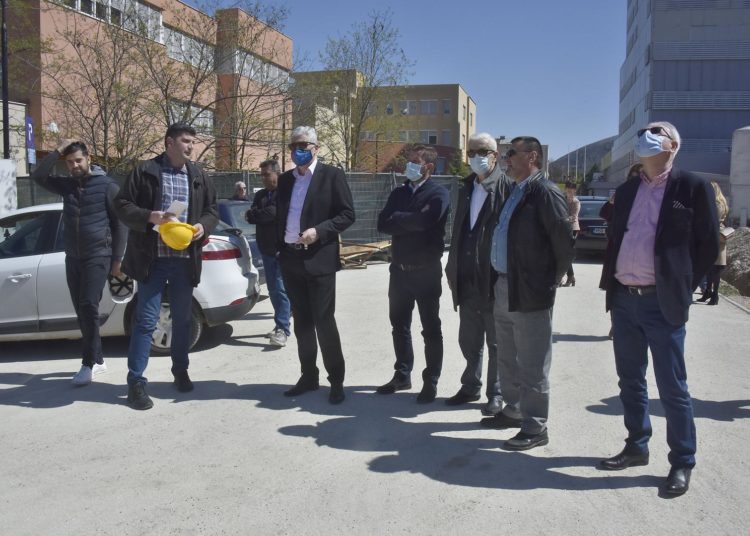 Naziru se konture zgrade Klinike za dječje bolesti