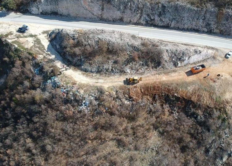 Uz mehanizaciju i ljudstvo sanirana divlja deponija ispod spomenika Ludviga Pavlovića