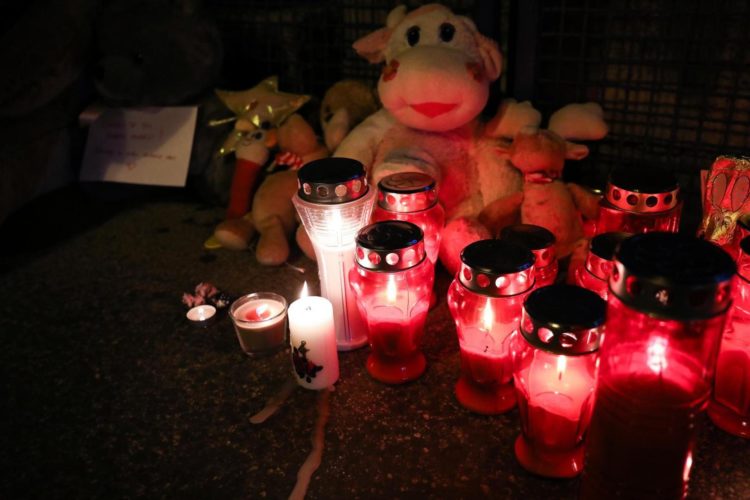 Diljem Hrvatske zapaljene svijeće za tragično preminulu djevojčicu iz Nove Gradiške