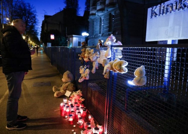 Ljudi se opraštaju od djevojčice: Svi smo tvoji roditelji, voli te tvoja majka Hrvatska!