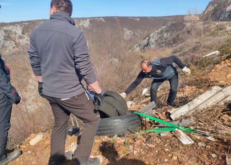 Uz mehanizaciju i ljudstvo sanirana divlja deponija ispod spomenika Ludviga Pavlovića