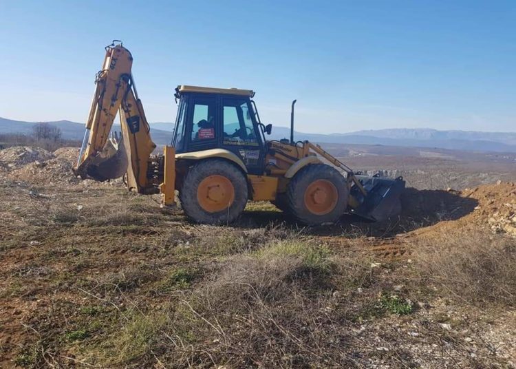 Uz mehanizaciju i ljudstvo sanirana divlja deponija ispod spomenika Ludviga Pavlovića