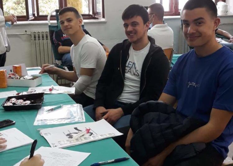 Široki Brijeg: Strukovnjaci darovali 18 doza krvi (FOTO)