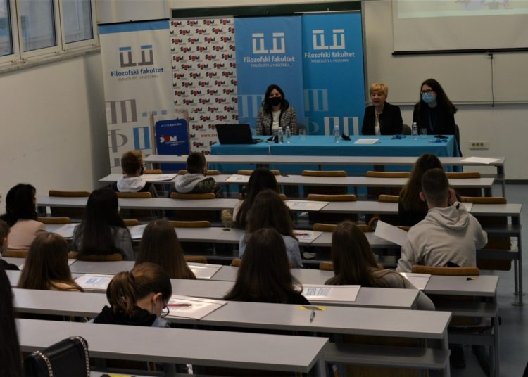 Studenti novinarstva upoznali osnovnoškolce s prednostima i manama youtubera