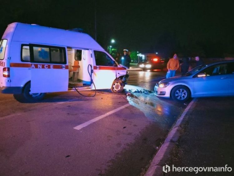 Mostar: U prometnoj nesreći sudjelovalo vozilo Hitne pomoći i osobni automobil