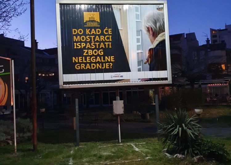 U Mostaru osvanuli jumbo plakati na kojima se traži zaustavljanje nelegalne gradnje na Bijelom Brijegu
