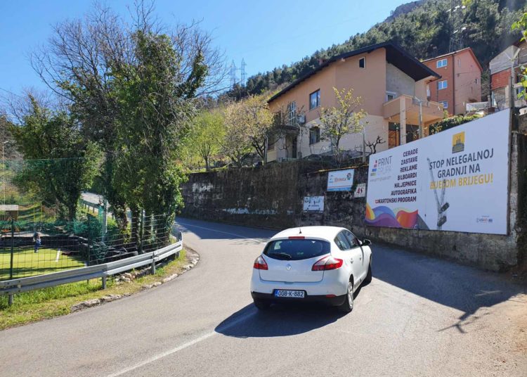 U Mostaru osvanuli jumbo plakati na kojima se traži zaustavljanje nelegalne gradnje na Bijelom Brijegu