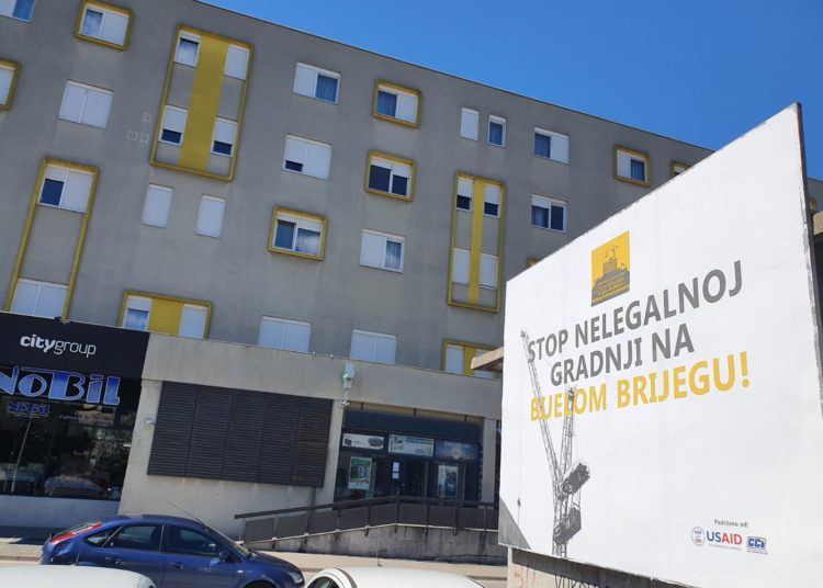 U Mostaru osvanuli jumbo plakati na kojima se traži zaustavljanje nelegalne gradnje na Bijelom Brijegu