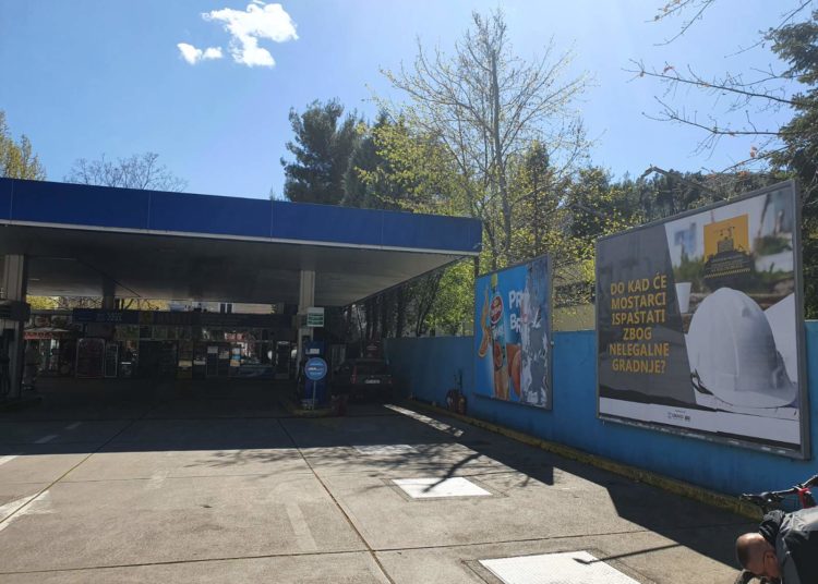 U Mostaru osvanuli jumbo plakati na kojima se traži zaustavljanje nelegalne gradnje na Bijelom Brijegu