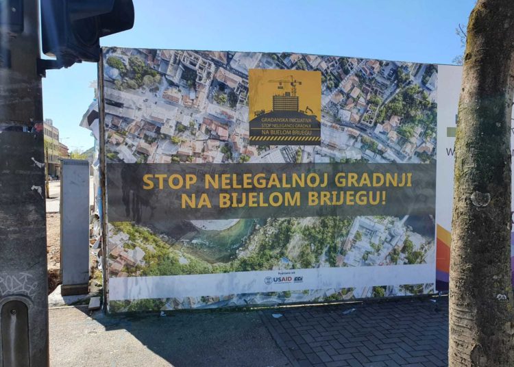 U Mostaru osvanuli jumbo plakati na kojima se traži zaustavljanje nelegalne gradnje na Bijelom Brijegu