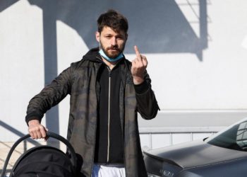 Bruno Petković ispred rodilišta pokazao srednji prst fotoreporteru
