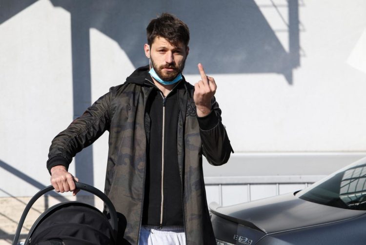 Bruno Petković ispred rodilišta pokazao srednji prst fotoreporteru