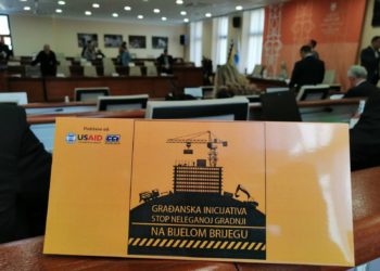Mostarske vijećnike na stolovima dočekali kalendari s natpisom “Stop nelegalnoj gradnji na Bijelom Brijegu”