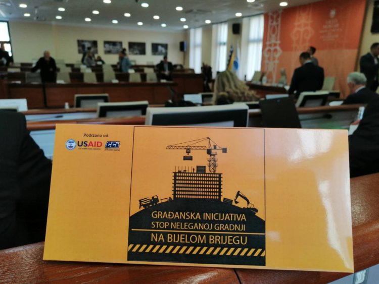 Mostarske vijećnike na stolovima dočekali kalendari s natpisom “Stop nelegalnoj gradnji na Bijelom Brijegu”