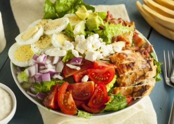 Ukusna salata s piletinom, jajima i sirom