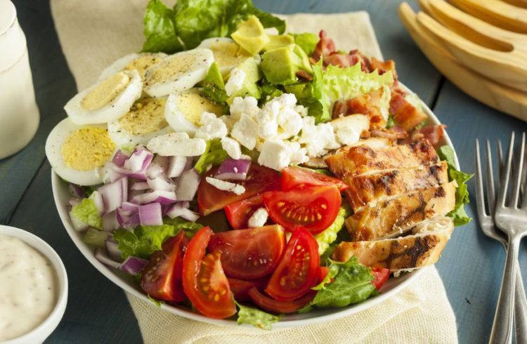 Ukusna salata s piletinom, jajima i sirom