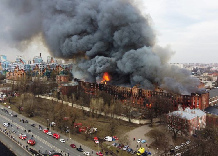 Rusija: Veliki požar zahvatio povijesnu tvornicu u Sankt Peterburgu