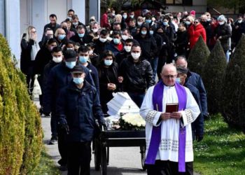 Tuga u Novoj Gradiški: Mnogo ljudi na pogrebu malene Nikoll