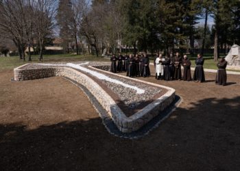 Blagoslov kamenog „tau“ na Humcu kojeg su izradili franjevački novaci