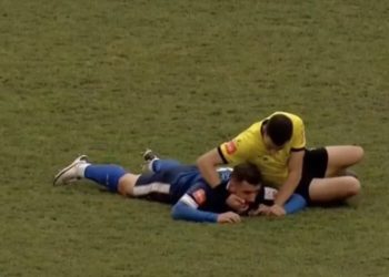 Strava u Tuzli: Nogometaš se srušio na terenu, sudac mu izvadio jezik i spasio ga!