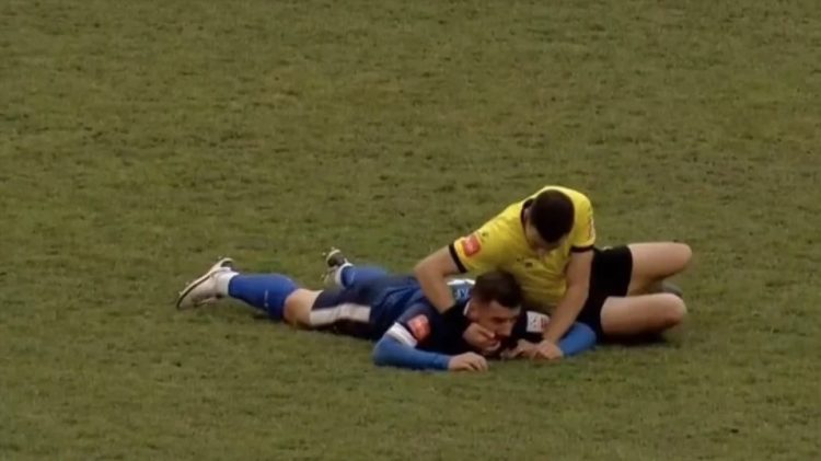 Strava u Tuzli: Nogometaš se srušio na terenu, sudac mu izvadio jezik i spasio ga!