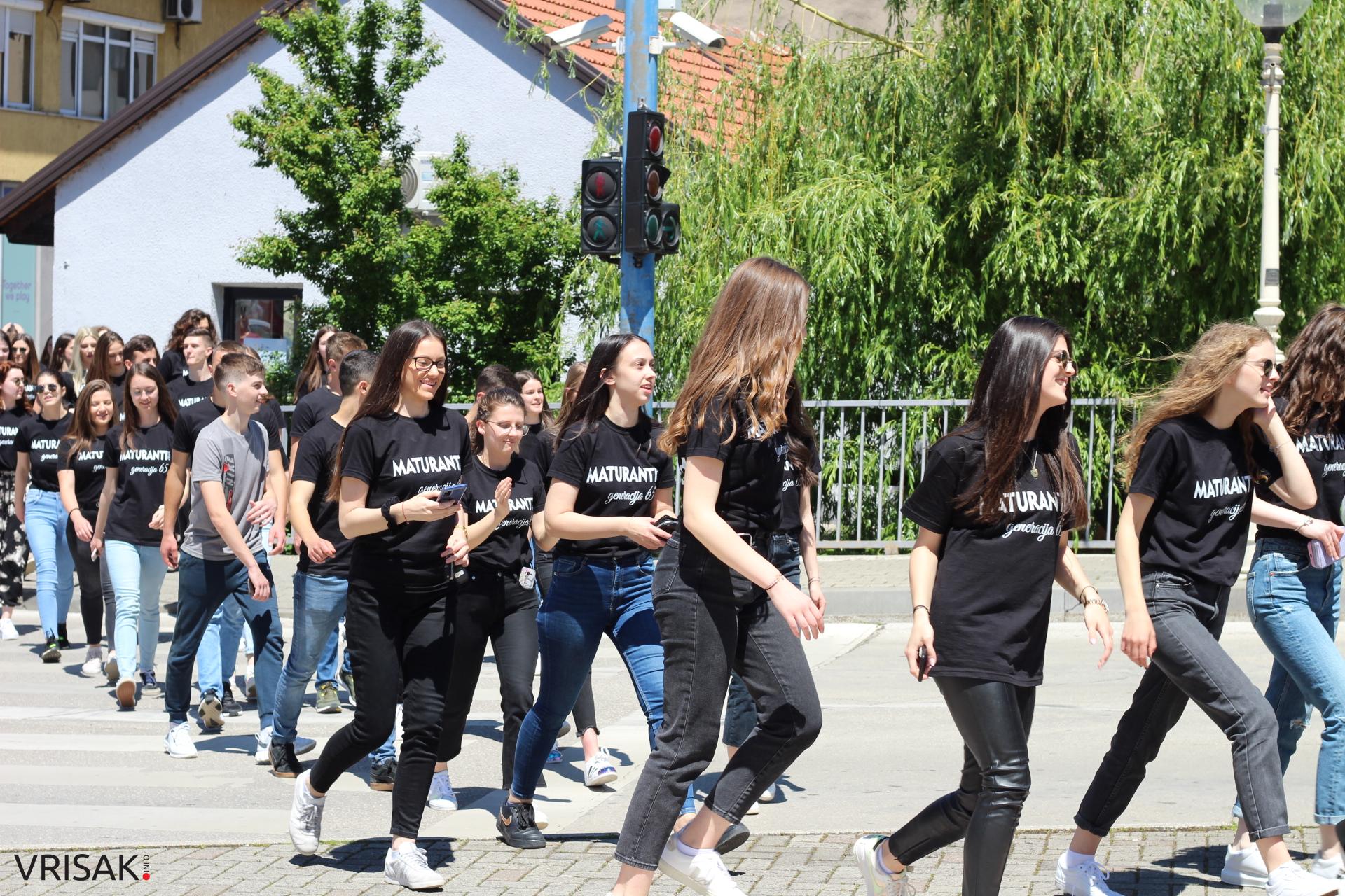 Širokobriješki maturanti slave zadnji dan; defileom kroz grad oprostili se od škole!