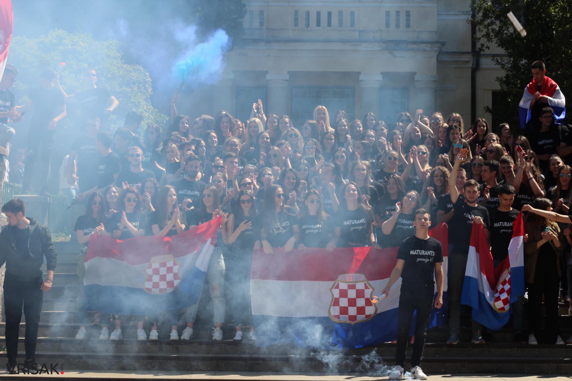 Širokobriješki maturanti slave zadnji dan; defileom kroz grad oprostili se od škole!