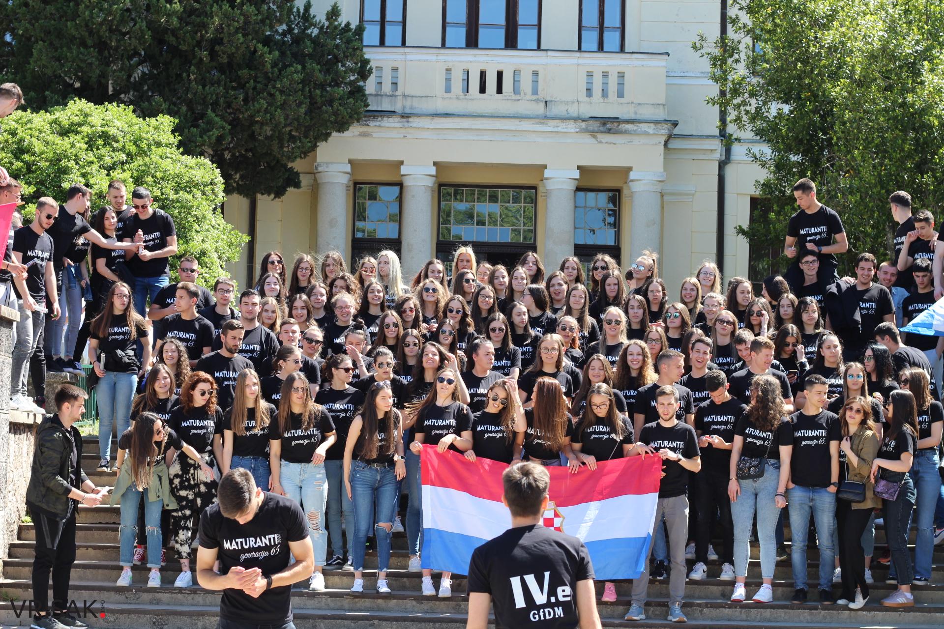 Širokobriješki maturanti slave zadnji dan; defileom kroz grad oprostili se od škole!