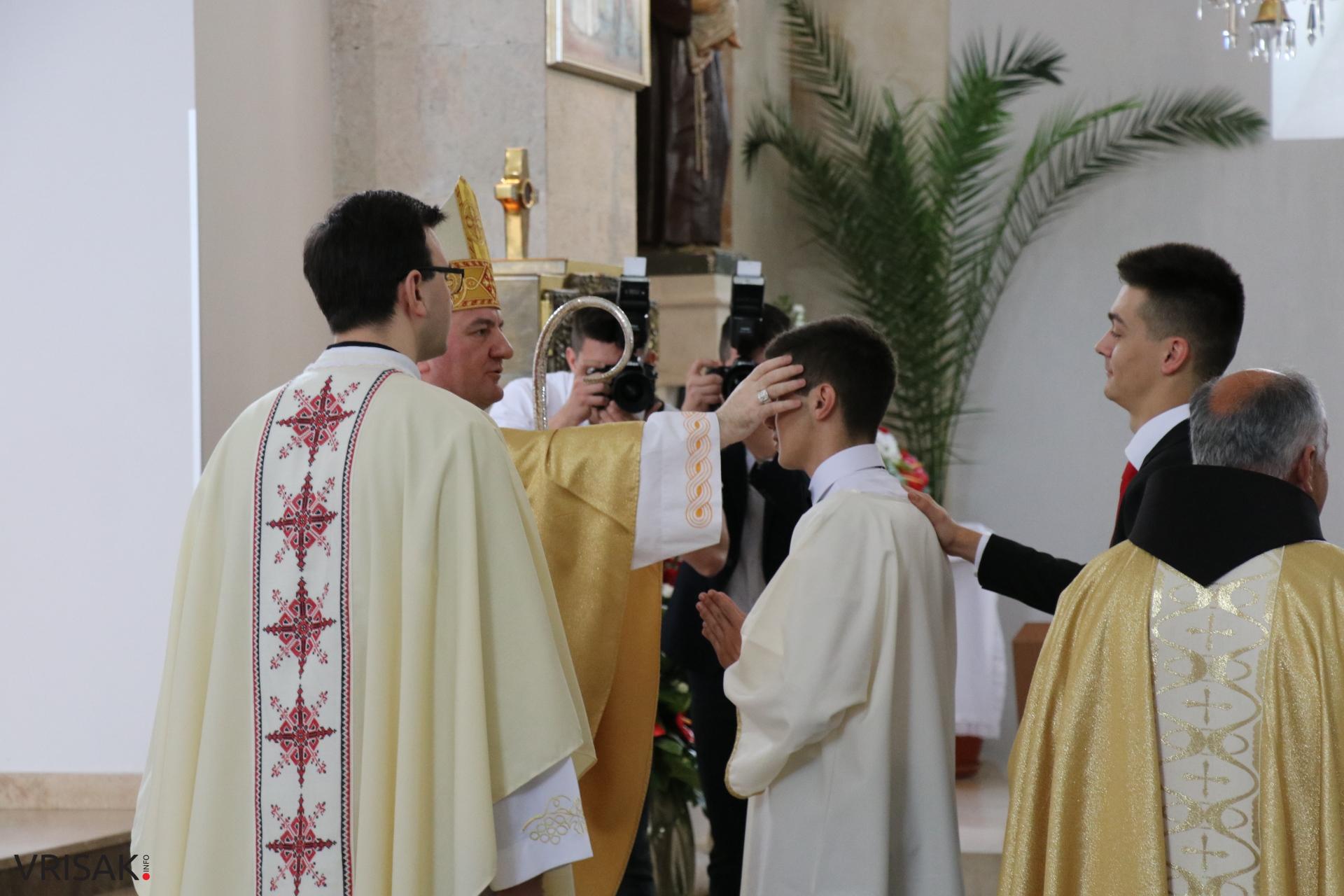 Svečano u Širokom Brijegu: 230 krizmanika primilo darove Duha Svetoga