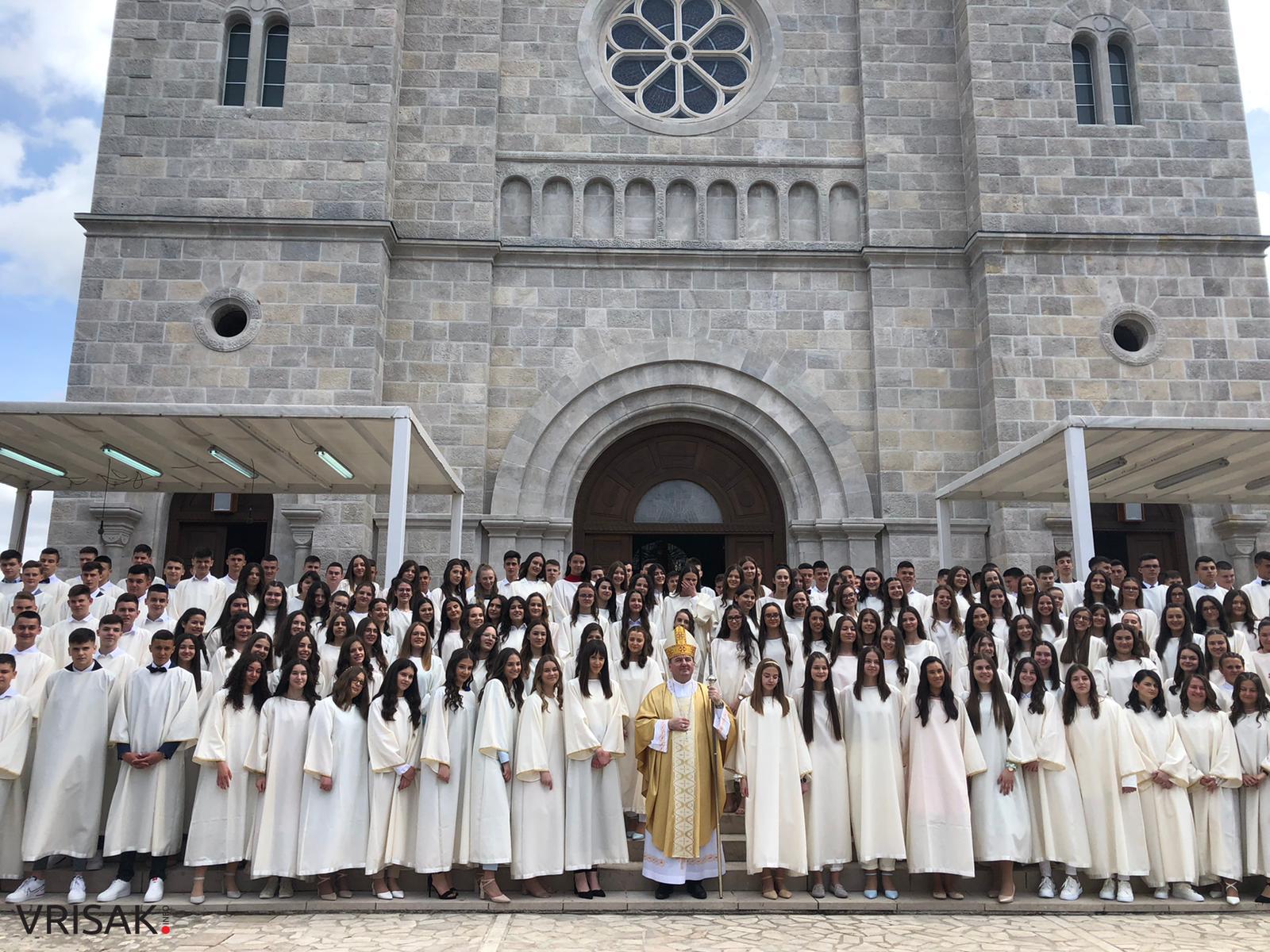 Svečano u Širokom Brijegu: 230 krizmanika primilo darove Duha Svetoga