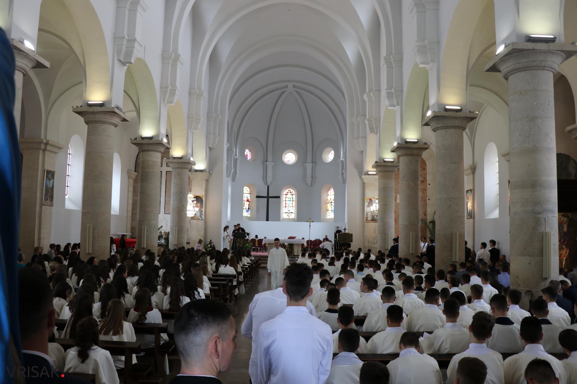 Svečano u Širokom Brijegu: 230 krizmanika primilo darove Duha Svetoga